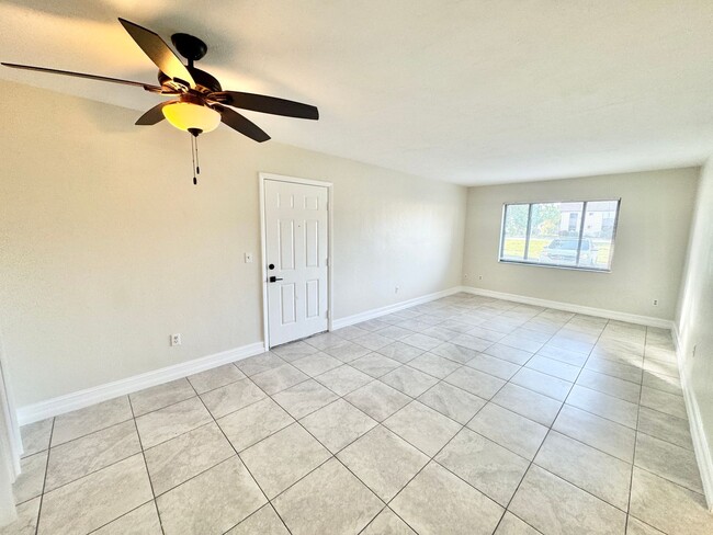 Building Photo - **SPRINGWOOD**2 BED / 2 BATH**NAPLES**ANNU...