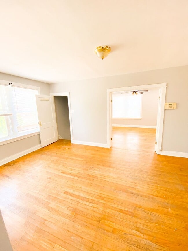 Building Photo - Spacious 2 bed/1 bath Apartment Just South of Cherokee!