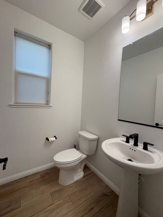 Building Photo - 3 bedroom 2.5 Bath with Solar in Brentwood