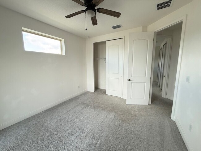 Building Photo - 5/4 spacious Saint Cloud Home