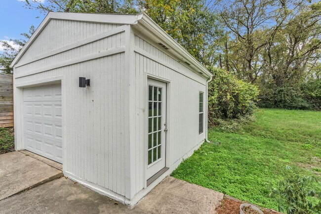 Building Photo - Charlotte Park Charm