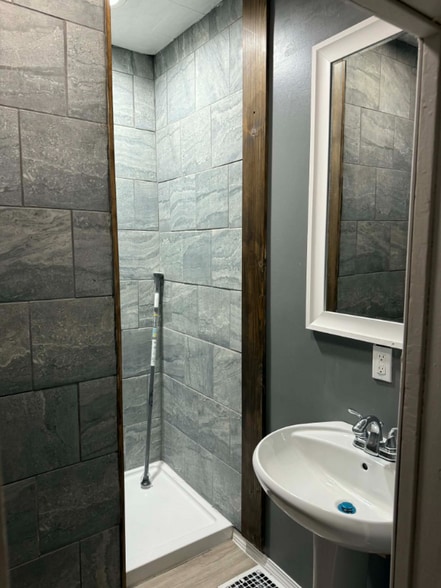 Building Photo - 313 E 4th St