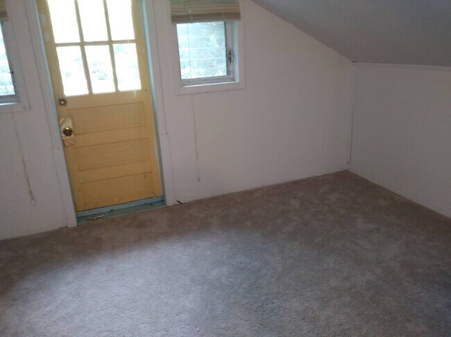 Building Photo - 232 Manor Cir