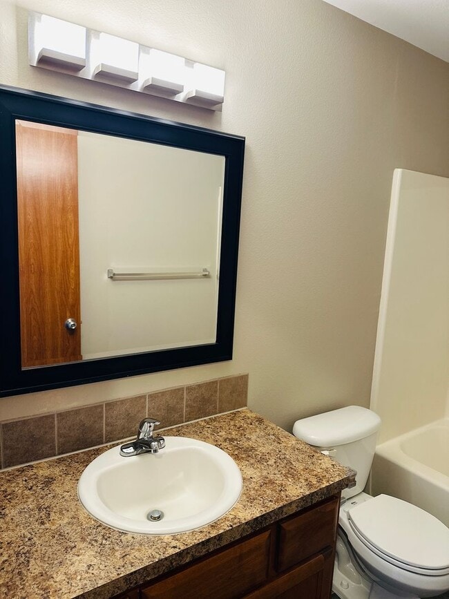 Building Photo - Charming Updated Property in Amazing Neighborhood