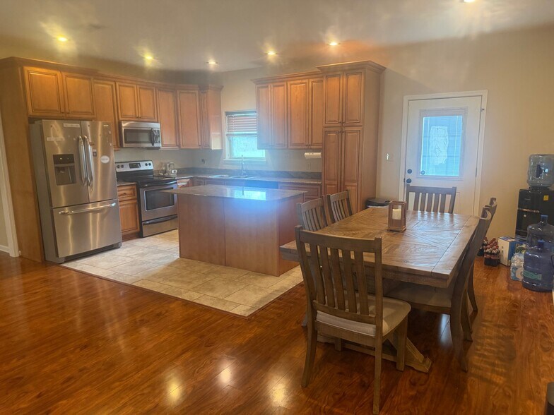 Building Photo - 1210 Willow Cir