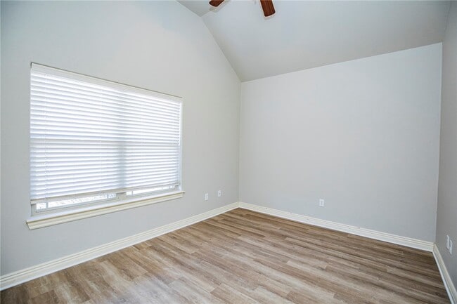 Building Photo - 2715 Vanike Dr