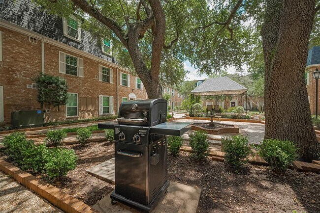 Building Photo - 359 N Post Oak Ln