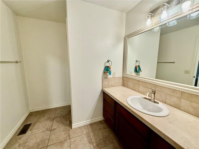 Building Photo - 305 Meadows Ct