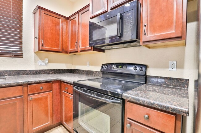 Building Photo - 3 bed/2.5 bath Condo in Gilbert’s Lofts in...