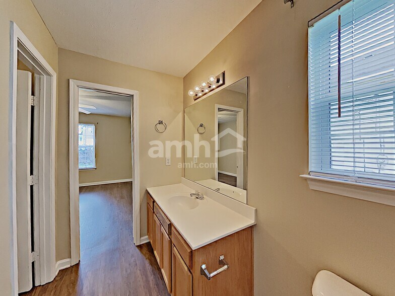 Building Photo - 1124 Benton Mason Dr