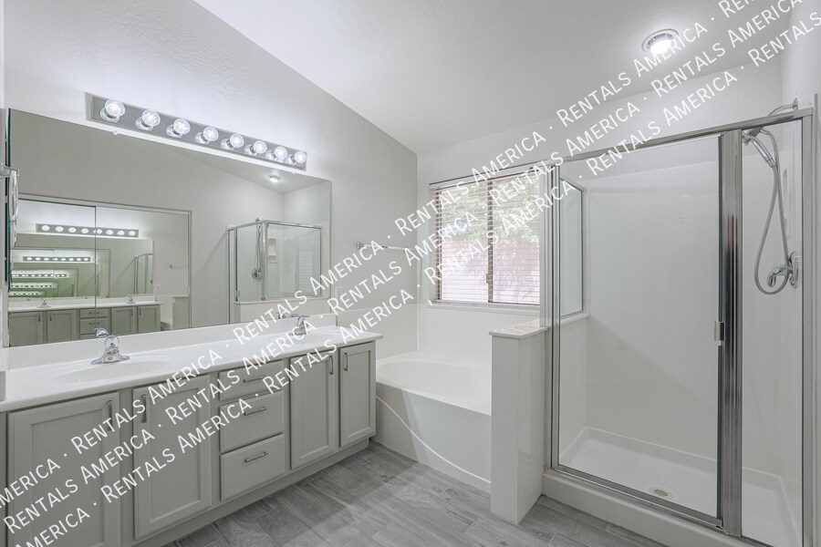 Building Photo - 3050 E Cherry Hills Pl