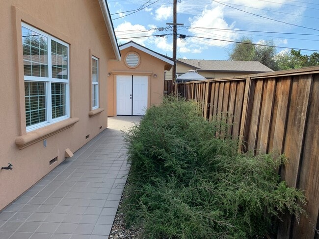 Building Photo - Stunning 4 bedroom, 2 Bath Tracy Home / Best Property Management