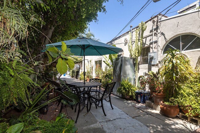 Building Photo - Warm & Welcoming Home Near Melrose with Room to Live, Work & Create