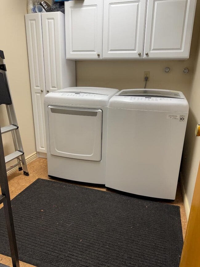 Building Photo - 4114 W Greenbrier Dr