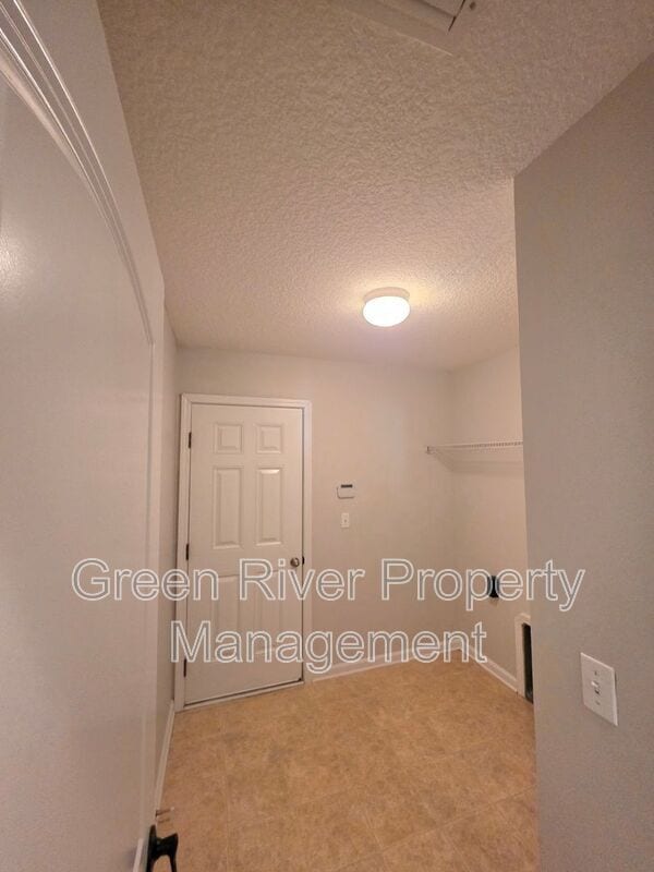 Building Photo - 824 Songbird Dr