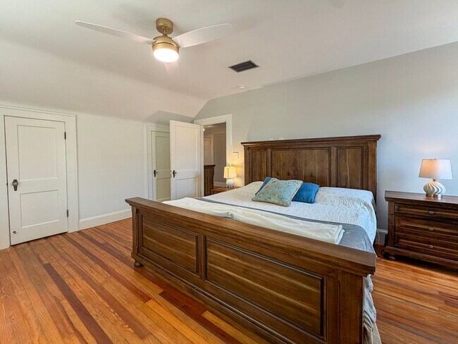 Building Photo - Luxury Historic Home Near UF | Fully Renovated 3BR/2BA with Private Yard & Premium Finishes