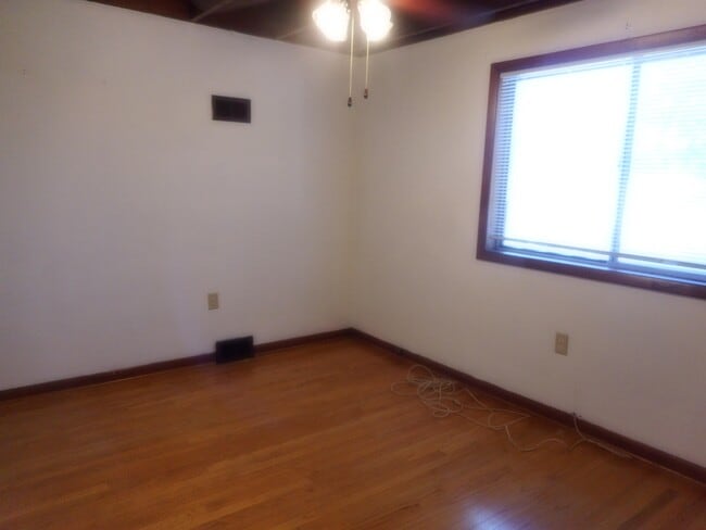 Building Photo - 721 Lewis St