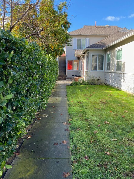 Building Photo - 143 N Maple St