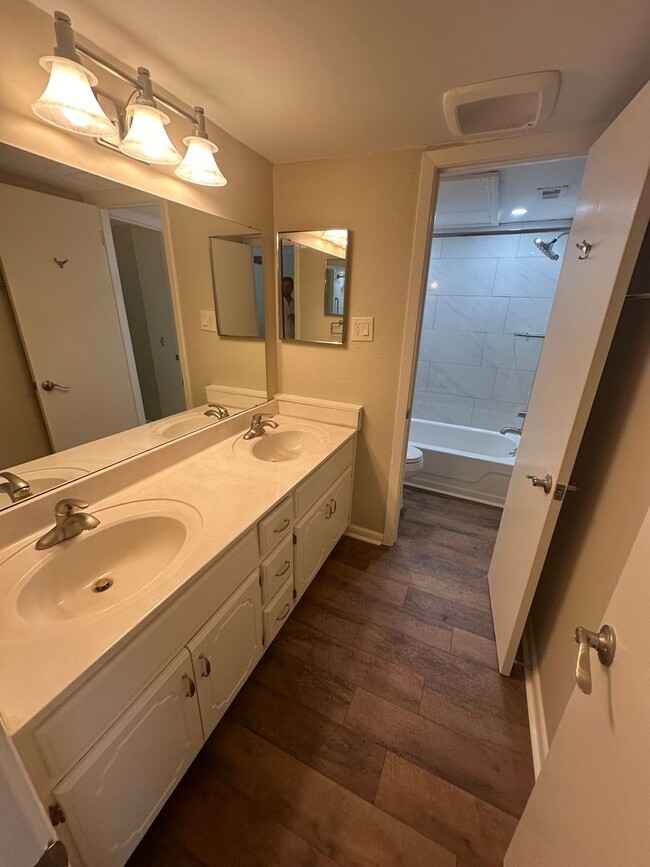 Building Photo - 3BD/2BA Townhouse located in Whispering Oaks!