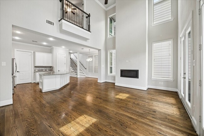 Building Photo - 1704 Oak Leaf Pass Dr