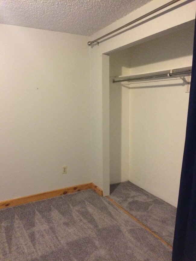 Building Photo - Great 2 Bedroom Unit Near Campus and JBo's