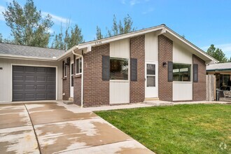 Building Photo - Lovely Remodeled 3 Bed - 1-1/2 Bath Duplex...