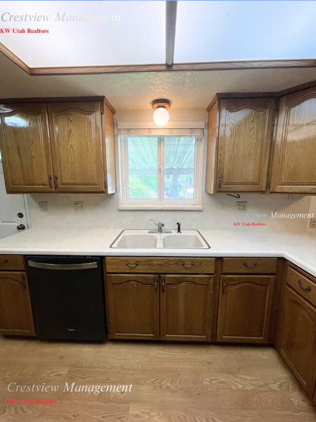 Building Photo - Charming Home with Expansive Yard in Prime Draper Location