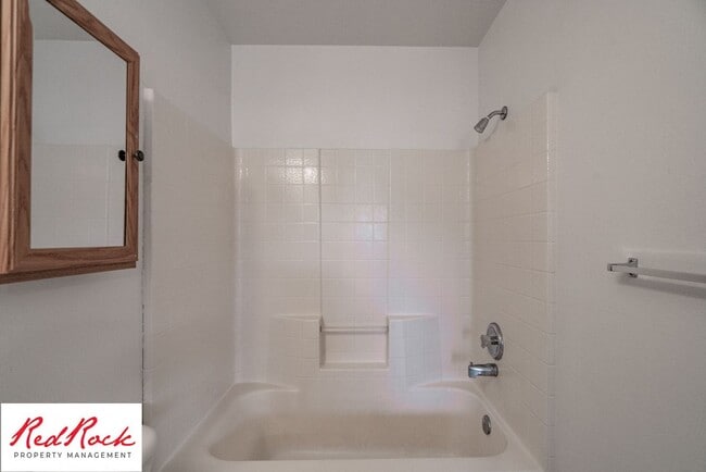 Building Photo - Spacious 3 Bedroom Townhome in Central St....