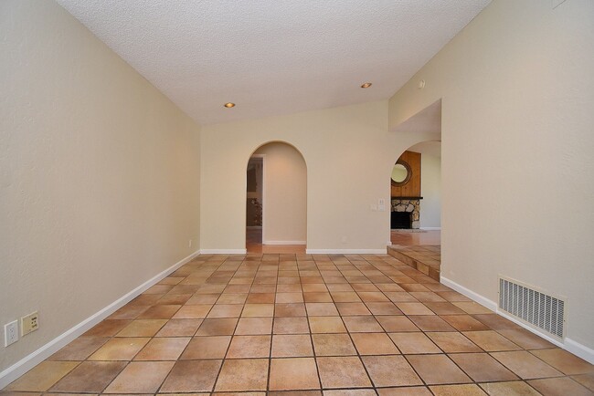 Building Photo - $3,790 4 BEDROOM VERY NICE REMODELED CENTR...
