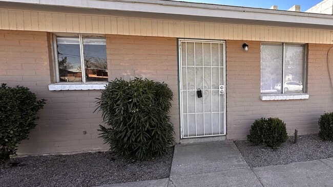 Primary Photo - 1400 S Espina St