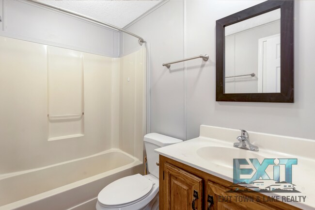 Building Photo - 3 Bedroom/2 Bathroom Home