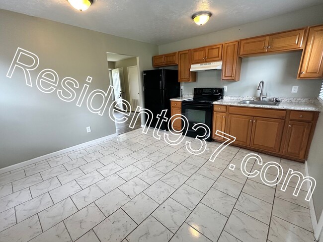 Building Photo - 3 Bedroom 1 Bath