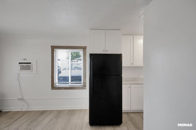 Building Photo - Clean affordable studio in Englewood