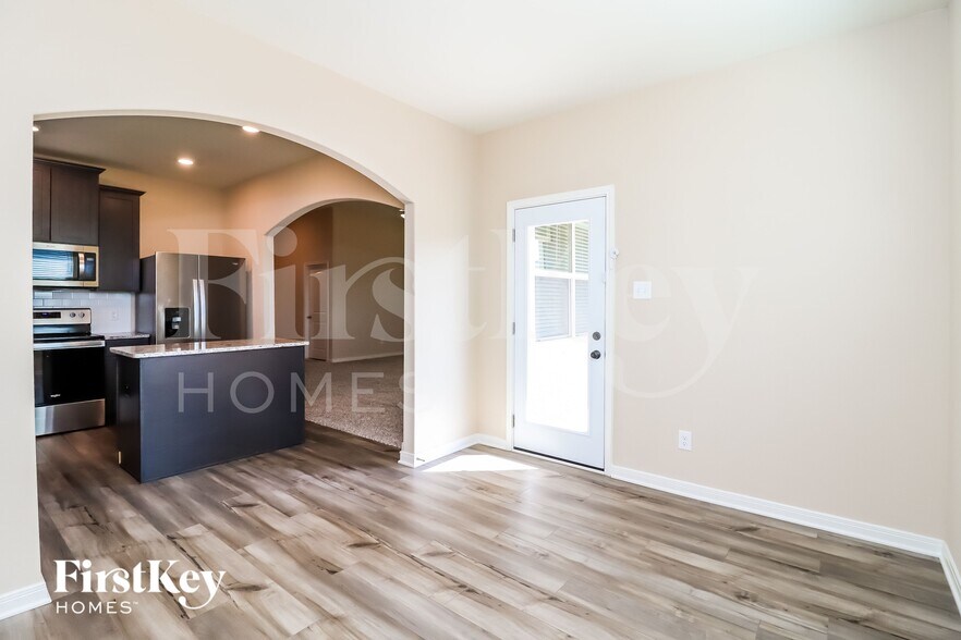 Building Photo - 7500 Pleasant Oaks St