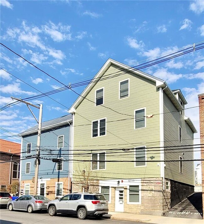 Building Photo - 525 Charles St