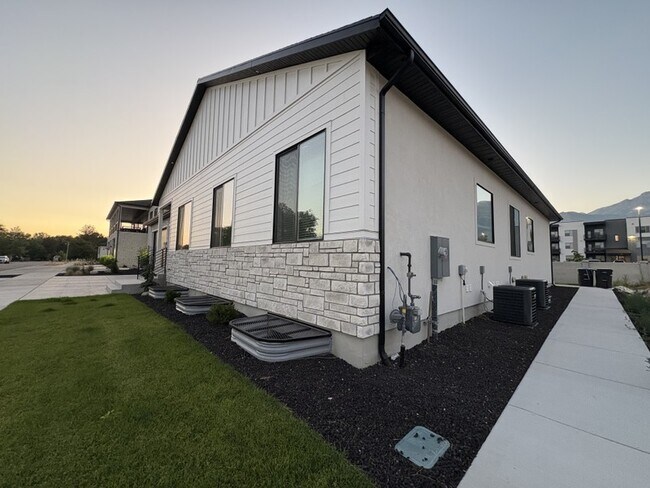 Building Photo - 68 W 4750 N