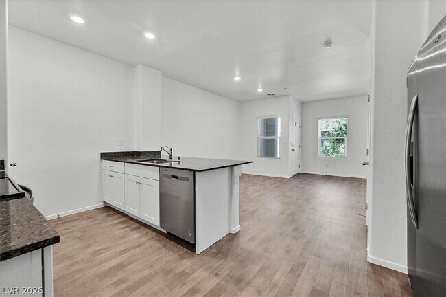 Building Photo - 7488 Mountain Ledge St
