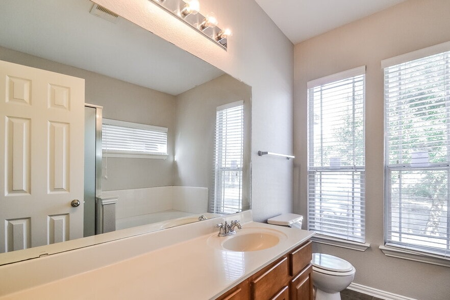 Building Photo - 1116 Oakcrest Dr