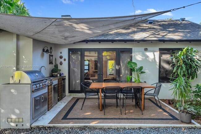 Building Photo - 8225 NE 8th Ct