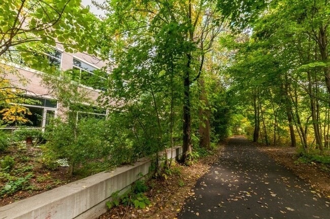 Building Photo - 290 Pleasant St