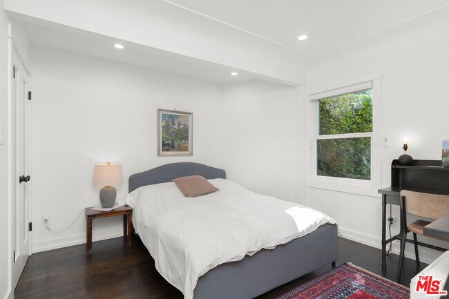 Building Photo - 3954 Redwood Ave