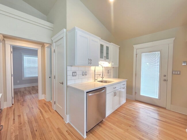 Building Photo - $2,600 - 3 Bed / 2 Bath Beautiful Craftsman Home by Manito Park