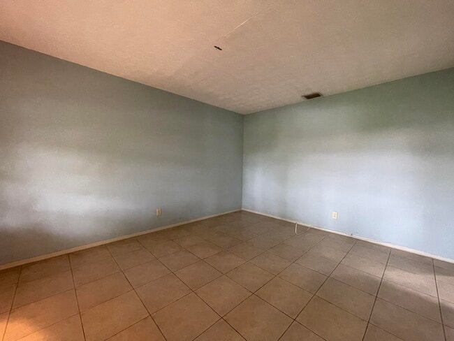 Building Photo - 2204 NW 3rd Ave