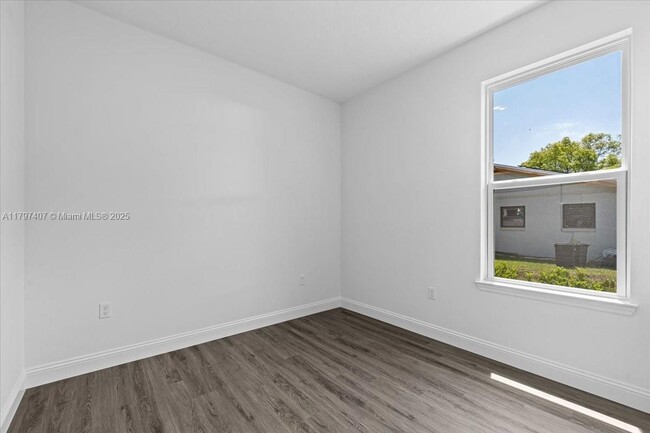 Building Photo - 11 Burgundy Pl
