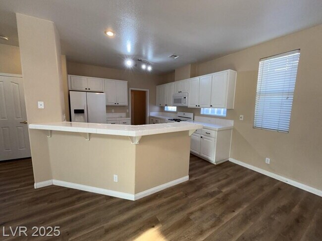 Building Photo - Beautiful property with excellent natural light