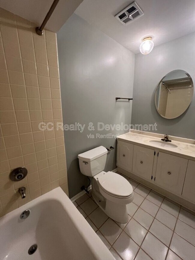 Building Photo - 1536 Young Cir