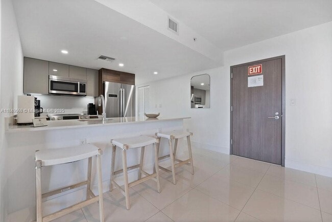 Building Photo - 9261 E Bay Harbor Dr