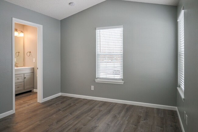 Building Photo - Beautiful Remodeled Condo near Palmer Park
