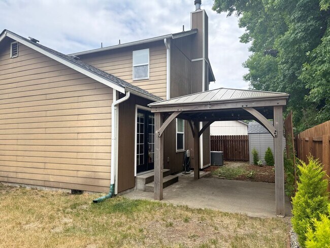 Building Photo - Beautifully Upgraded 3-Bedroom Home on a S...
