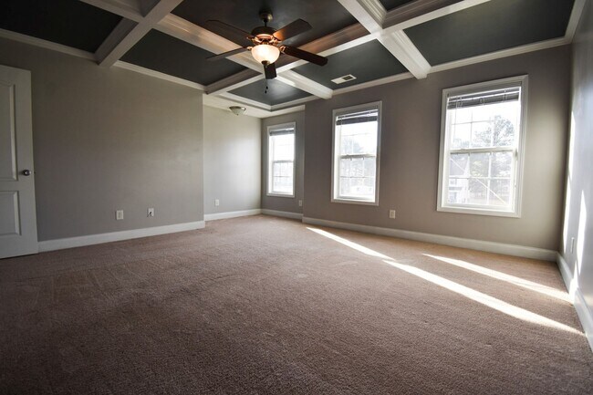 Building Photo - 4 bedroom, 2.5 bathroom Home!